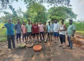 रस्त्यावरील खड्डे भूजविण्यासाठी ऑटो चालक मालक संघटनेचा पुढाकार