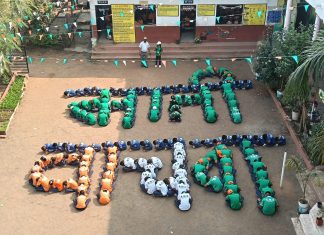 माती वाचवा विद्यार्थी साखळीतून आदर्श शाळेच्या विद्यार्थ्यांनी दिला संदेश