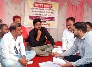 आंखेर तहसीलदार अभिजीत जगताप यांच्या पुढ़ाकरानने आमरण उपोषणाला शरबत पाज़ून उपोषण संपविले