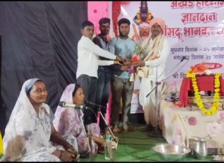 मुरखळा ( माल ) येथील भागवत सप्ताहला युवक काँग्रेस तालुका अध्यक्ष प्रफुल बारसागडे यांची भेट व मार्गदर्शन