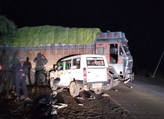 मजुरांना घेऊन जाणाऱ्या सुमोची ट्रकला धडक : १२ मजूर जखमी