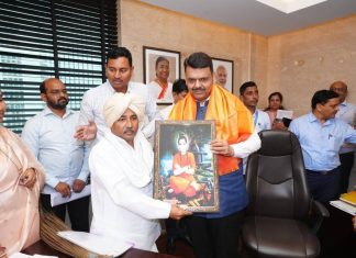 मुख्यमंत्री देवेंद्र फडणवीस यांची स्वच्छता दूत राष्ट्रसंत सदगुरू साईनाथ महाराज वसमतकर यांची भेट