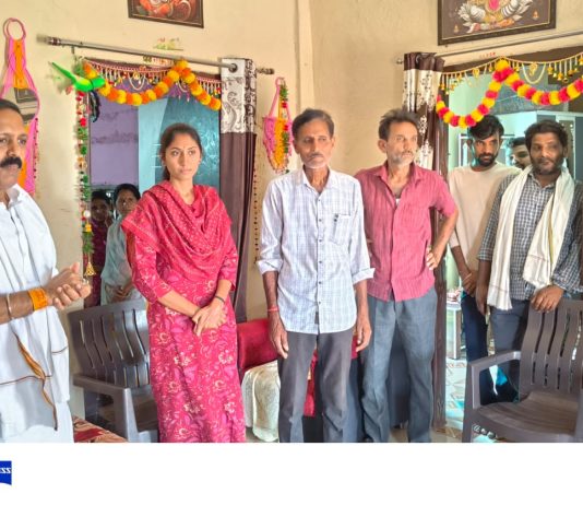 प्रशांत भाऊंनी श्रद्धा चुंगडेच्या घरी जाऊन केला सत्कार