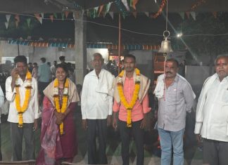 महाराष्ट्र पोलिसात भरती झालेल्या युवकांचा ग्रामस्थांकडून सत्कार