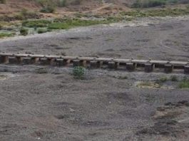 पुस नदीपत्रातील बंधाऱ्याचे लोखंडी गेट झाले जीर्ण
