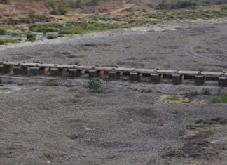 पुस नदीपत्रातील बंधाऱ्याचे लोखंडी गेट झाले जीर्ण