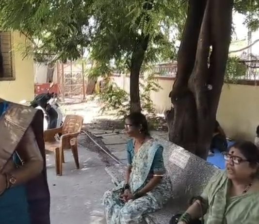 श्री रेणुका माता मंदिर दर्शन ग्रहात रोख रकमेसह सोन्याची