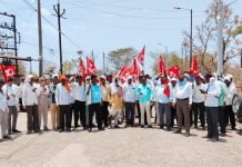 अपुरी शेतकरी कर्जमाफी व देवस्थान विधेयकास स्थगिती देण्याच्या प्रश्नावर भाजप राज्य सरकारच्या निषेधार्थ नांदेड जिल्ह्यात माहुर येथे माकप व किसान सभेची निदर्शने व शासनादेशाची केली होळी