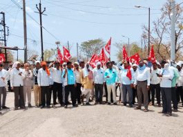 अपुरी शेतकरी कर्जमाफी व देवस्थान विधेयकास स्थगिती देण्याच्या प्रश्नावर भाजप राज्य सरकारच्या निषेधार्थ नांदेड जिल्ह्यात माहुर येथे माकप व किसान सभेची निदर्शने व शासनादेशाची केली होळी