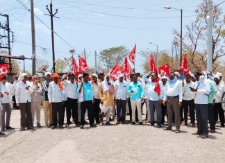अपुरी शेतकरी कर्जमाफी व देवस्थान विधेयकास स्थगिती देण्याच्या प्रश्नावर भाजप राज्य सरकारच्या निषेधार्थ नांदेड जिल्ह्यात माहुर येथे माकप व किसान सभेची निदर्शने व शासनादेशाची केली होळी